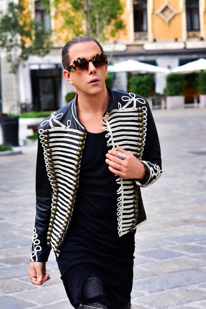 derek-warburton-fashion-stylist-america-top-jacket-sunglasses-cool-outfit